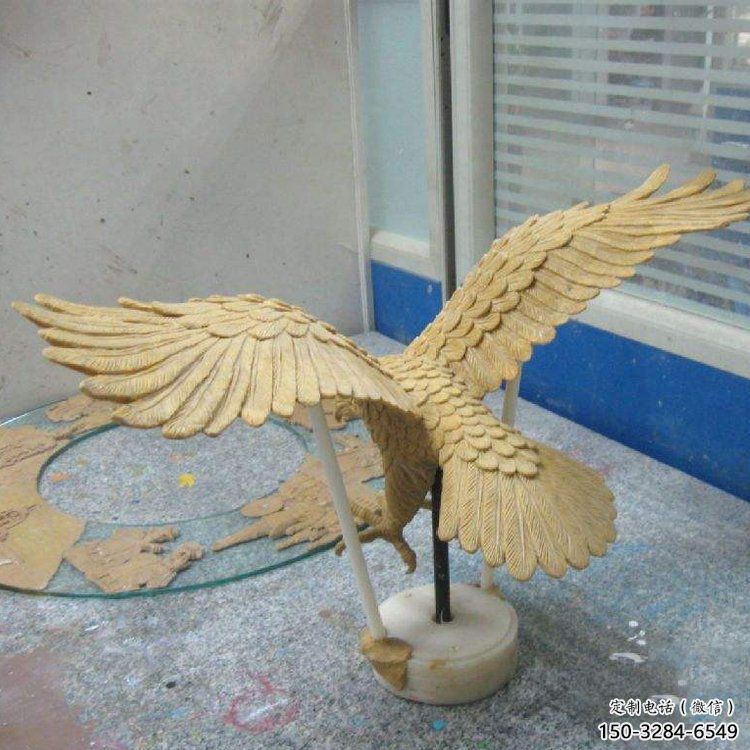 老鷹踏球雕塑，仿真鳥禽類，玻璃鋼材質雕塑