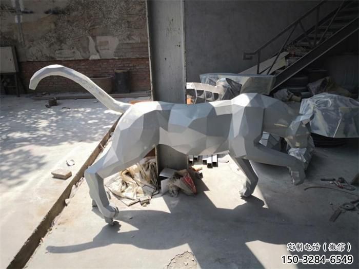 售樓部獵豹雕塑，噴砂發(fā)光雕塑，彩繪題材