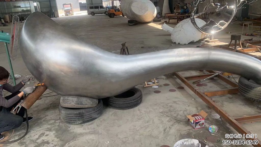 草地湯匙雕塑廠家 現代校園雕塑 大型勺子雕塑