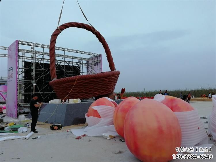 景觀果籃雕塑預(yù)定，白鋼構(gòu)件，桃子果籃雕塑選定