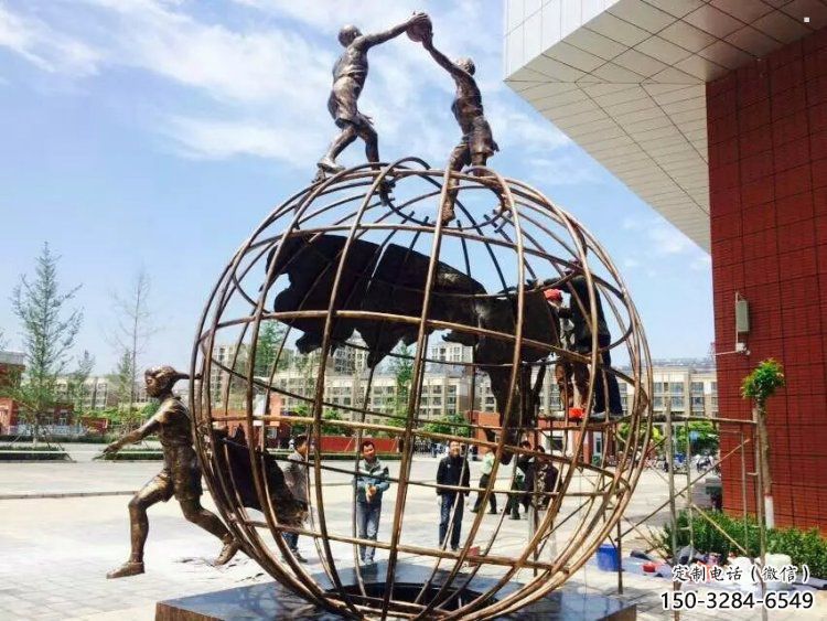 地球儀雕塑供應(yīng)，地標(biāo)擺件，地球儀人物雕塑制造廠家