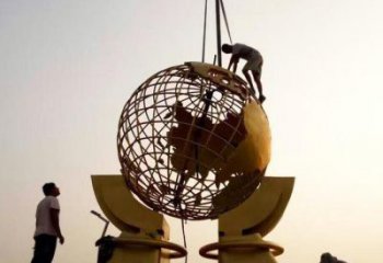 地球儀雕塑觀賞型，標(biāo)識(shí)雕塑，安裝手托地球儀雕塑廠家
