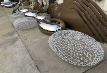 操場(chǎng)坐凳雕塑，鏤空景觀雕塑，噴砂制造