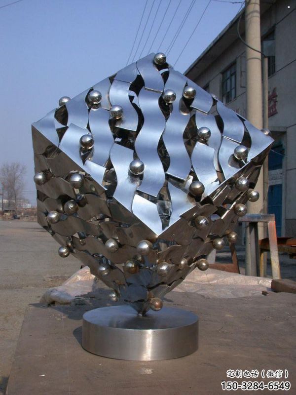 戶(hù)外正方形雕塑