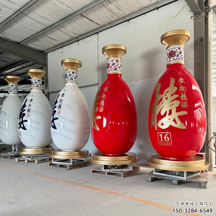 洋酒瓶雕塑預定，小區擺件，玻璃鋼洋酒瓶雕塑廠家