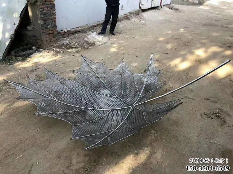 鏤空楓葉雕塑供需，彩鋼制作，大型鐵藝楓葉雕塑公司