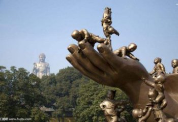 小孩雕塑精選，彩鋼制作，戶外手托小孩雕塑廠家