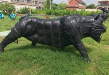 甘南輪胎牛雕塑承接，鍛造工藝，仿銅輪胎牛雕塑訂做