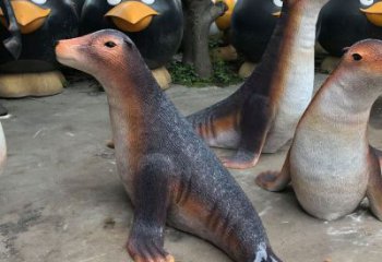 平?jīng)鰣@林海豹雕塑