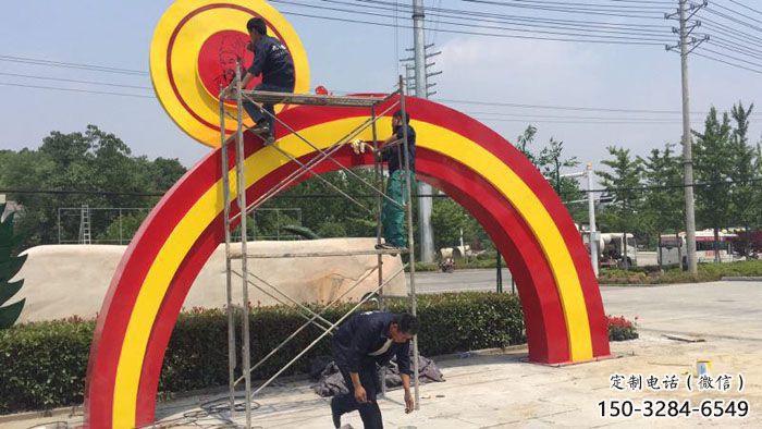 五指山烤漆拱門雕塑，彩虹圖案設(shè)計(jì)，不銹鋼大門雕塑實(shí)景