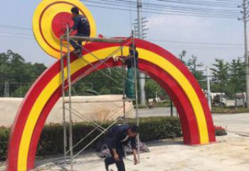 蘇州烤漆拱門雕塑，彩虹圖案設計，不銹鋼大門雕塑實景