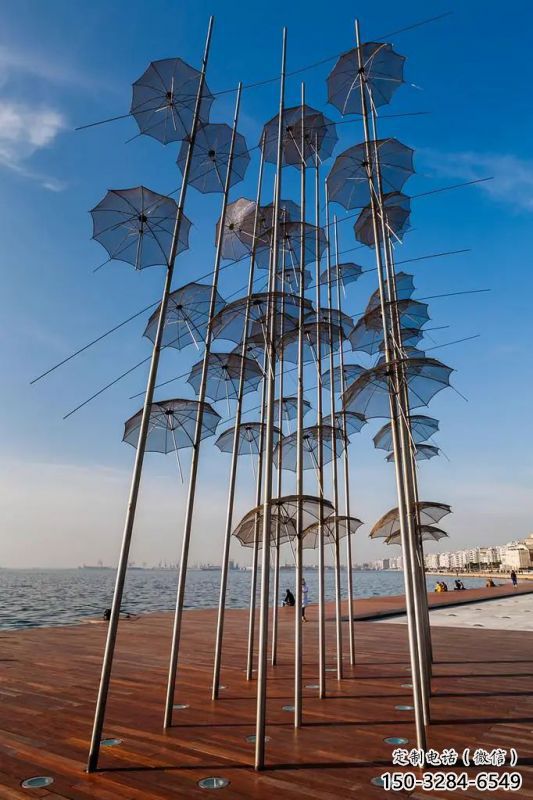 阿勒泰步行街雨傘雕塑