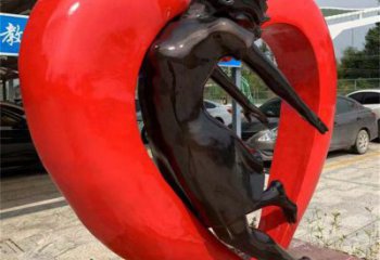 巴音郭楞草地心形人物雕塑